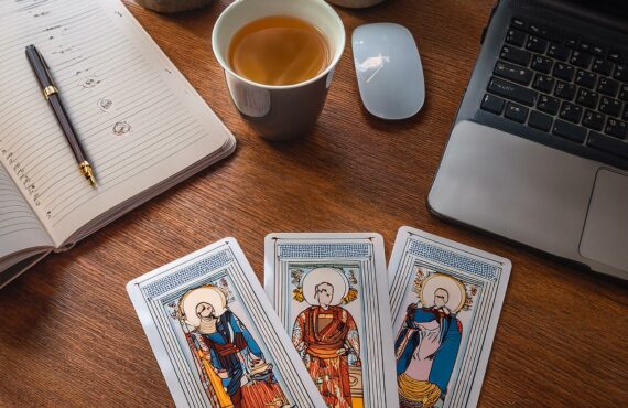 Un jeu de tarot posé sur une table entourée d'objets symboliques de vie personnelle