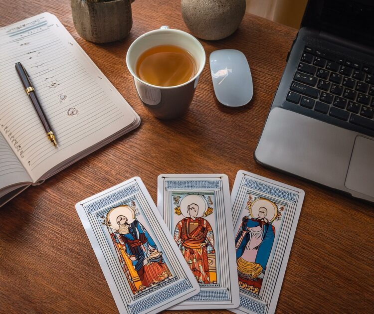 Un jeu de tarot posé sur une table entourée d'objets symboliques de vie personnelle