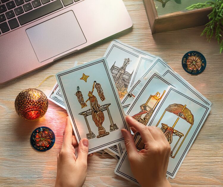 Une table lumineuse avec un jeu de tarot étalé, des cartes représentant des symboles