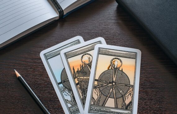 Tarot et Prise de Décision : Un Guide pour Choisir Entre Deux Opportunités de Carrière