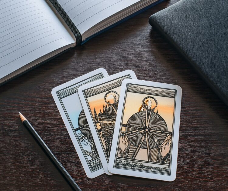 Tarot et Prise de Décision : Un Guide pour Choisir Entre Deux Opportunités de Carrière