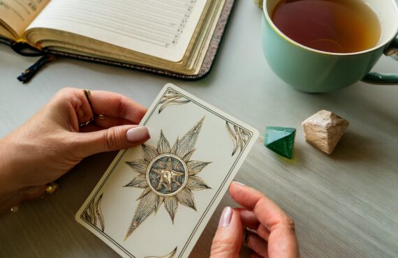 Stop au Burn-out ! 5 Rituels Tarot pour une Semaine de Travail Apaisée (Même en Période de Rush)