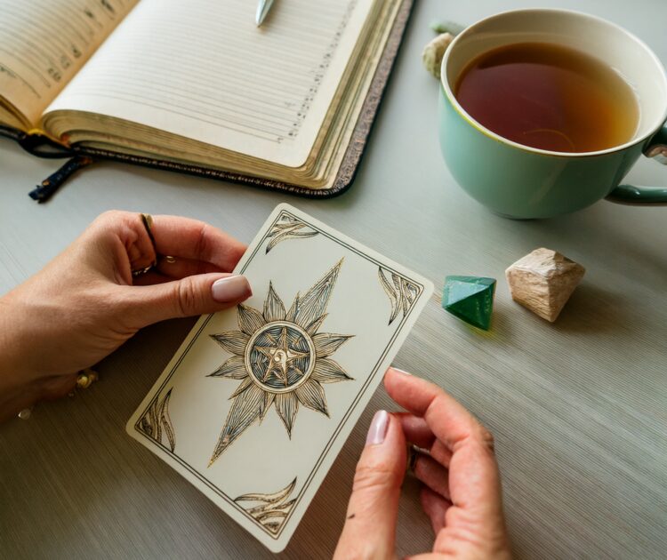 Stop au Burn-out ! 5 Rituels Tarot pour une Semaine de Travail Apaisée (Même en Période de Rush)