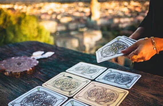 Tarot à Perpignan : Décryptez les Talents Cachés pour Booster Votre Carrière Locale