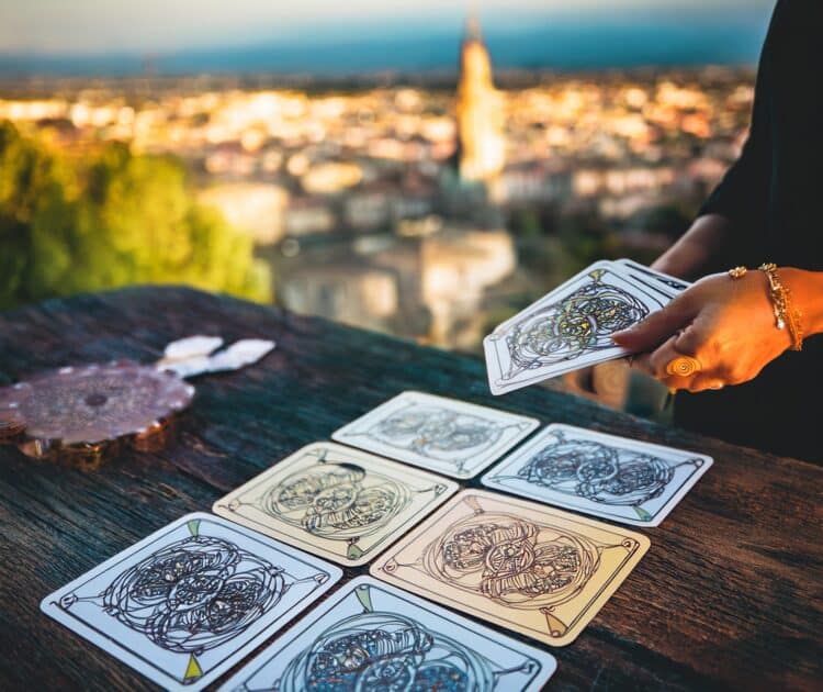 Tarot à Perpignan : Décryptez les Talents Cachés pour Booster Votre Carrière Locale