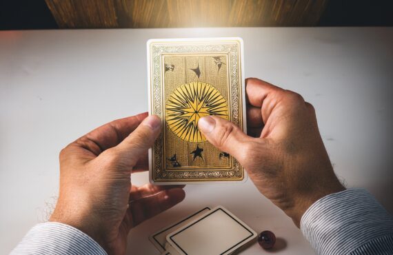 Comment le Tarot Peut Dévoiler Vos Talents Inexploités (Et Relancer Votre Carrière !)