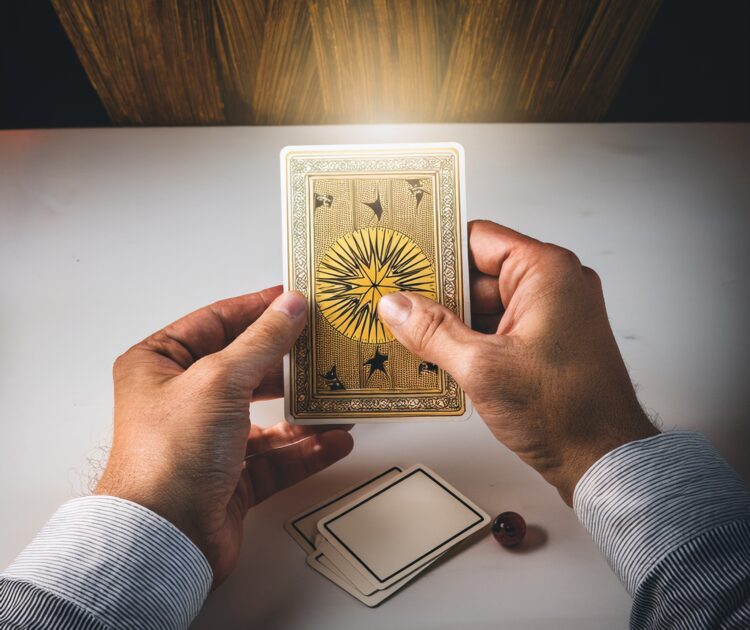 Comment le Tarot Peut Dévoiler Vos Talents Inexploités (Et Relancer Votre Carrière !)