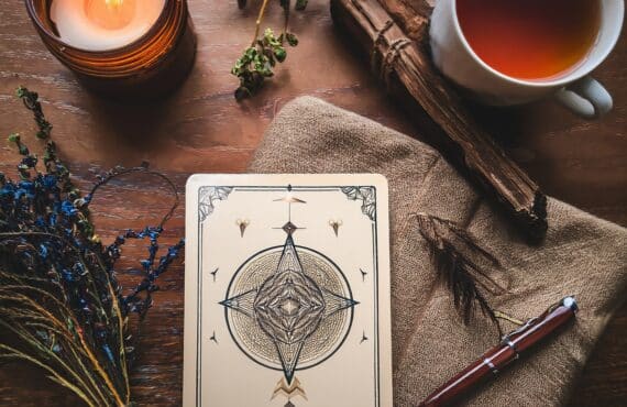 Tarot & Routines Sacrées : 7 Cartes pour Alimenter votre Équilibre Vie-Pro