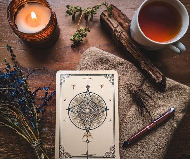 Tarot & Routines Sacrées : 7 Cartes pour Alimenter votre Équilibre Vie-Pro