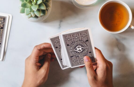 Tarot Anti-Stress : 4 Étapes pour Apaiser Votre Journée Pro
