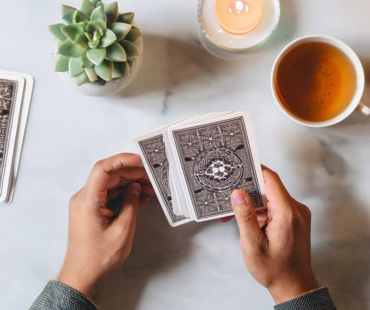 Tarot Anti-Stress : 4 Étapes pour Apaiser Votre Journée Pro