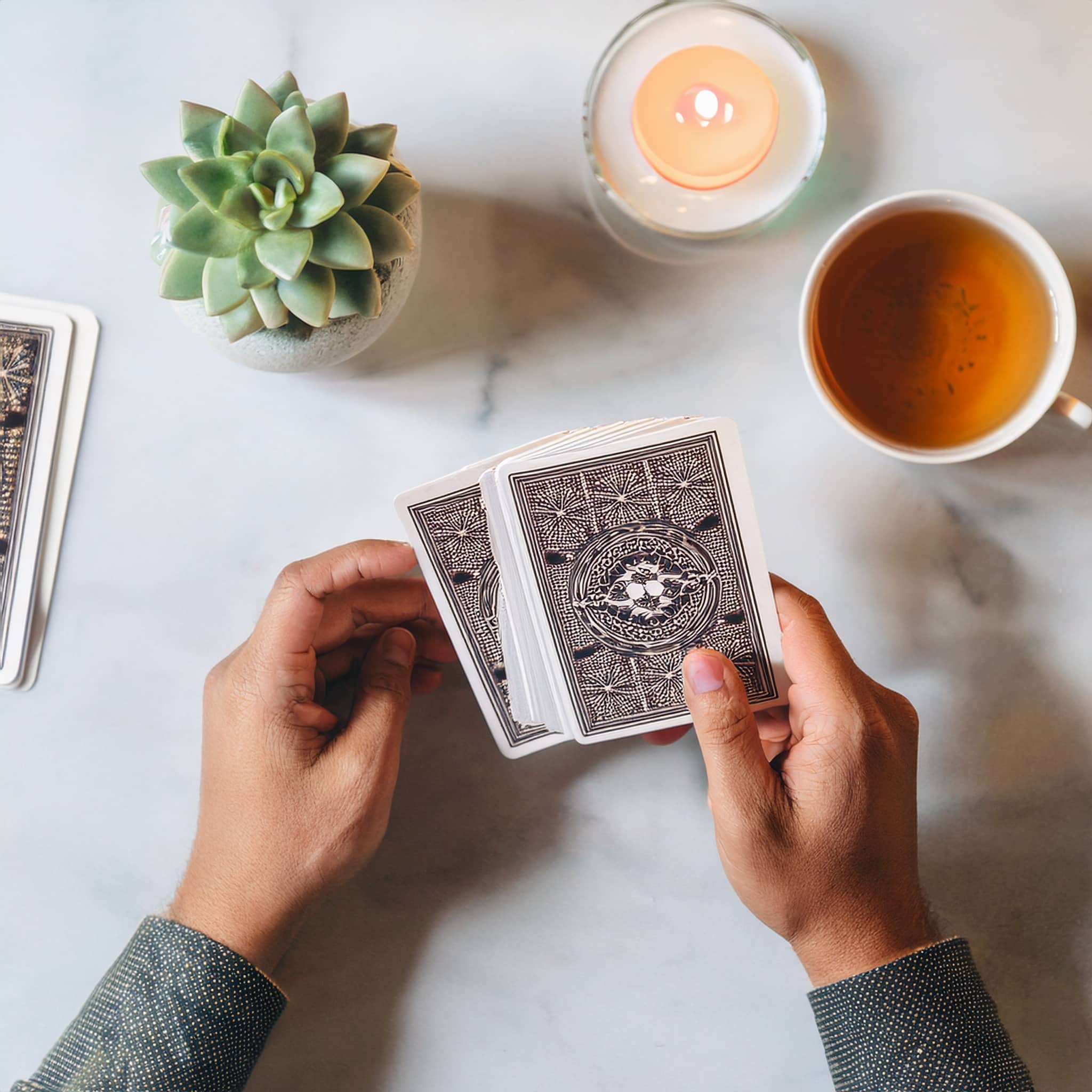 Tarot Anti-Stress : 4 Étapes pour Apaiser Votre Journée Pro